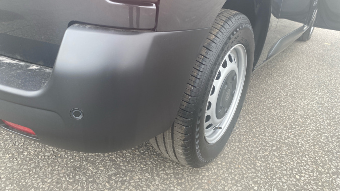 Peugeot Expert M Diesel 2.2 BlueHDi 150 Professional Van - Image 26